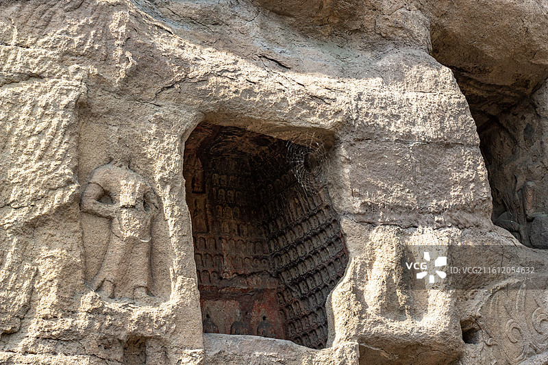 中国山西大同云冈石窟 洞口悬挂的蜘蛛网和里面的石刻佛龛佛像图片素材
