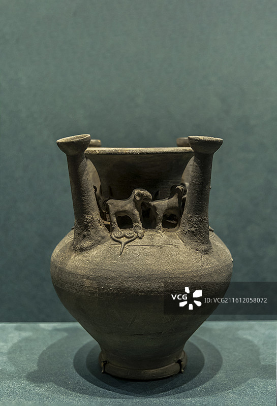 贴塑象纹四管瓶式灯（素可泰风格，约16世纪；西萨查那莱历史公园宋加洛窑群61号窑址研究与保护中心藏）图片素材