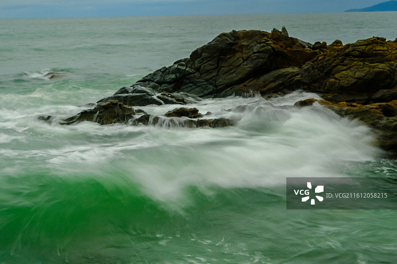 中国海南省陵水县英州镇清水湾风光，国家4A级景区，雾化的海面，海浪拉丝，海浪瀑布图片素材