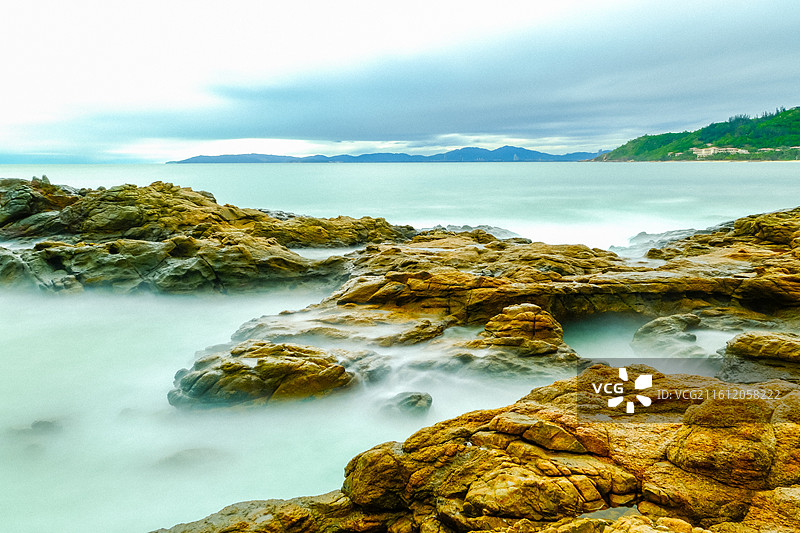 中国海南省陵水县英州镇清水湾风光，国家4A级景区，雾化的海面，海浪拉丝，海浪瀑布图片素材
