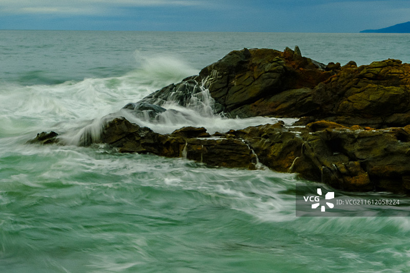 中国海南省陵水县英州镇清水湾风光，国家4A级景区，雾化的海面，海浪拉丝，海浪瀑布图片素材