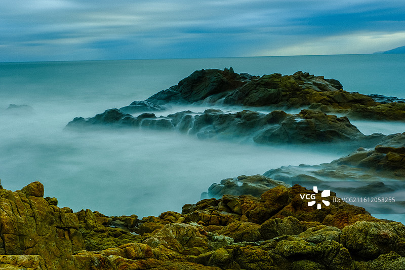 中国海南省陵水县英州镇清水湾风光，国家4A级景区，雾化的海面，海浪拉丝，海浪瀑布图片素材