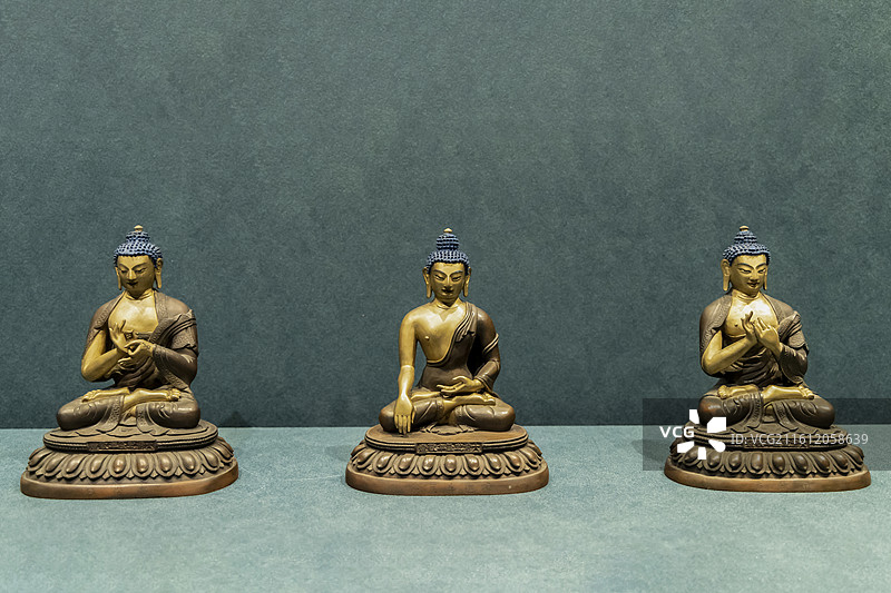 “庆祝中泰建交50周年文物特展”：铜泥金三世佛像——燃灯佛、释迦牟尼佛、弥勒佛【清乾隆，故宫博物院藏图片素材