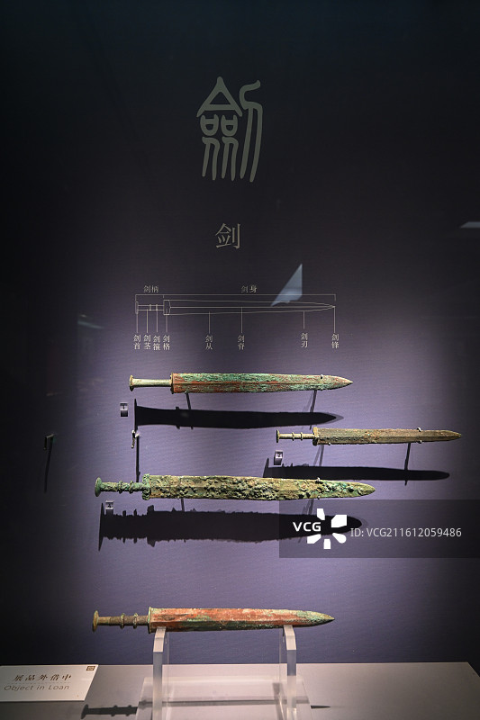 南京博物院青铜剑展：春秋战国古剑陈列，器物无声观其有魂图片素材