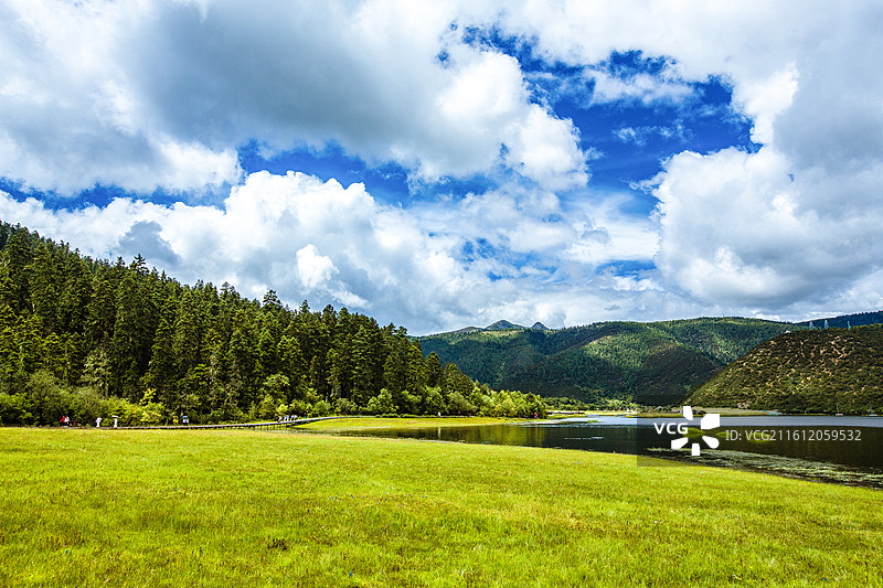 中国云南省迪庆藏族自治州香格里拉普达措国家公园风光图片素材