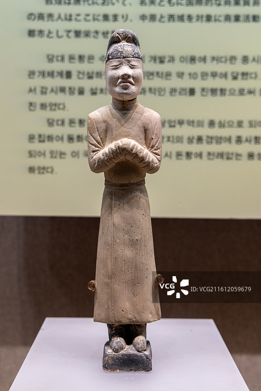 甘肃酒泉敦煌博物馆 唐 彩绘陶俑 1982年飞机场墓出土图片素材