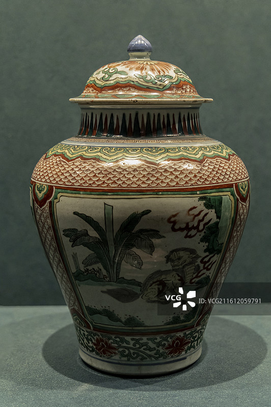 北京故宫“金邻共曜——庆祝中泰建交50周年文物特展”：五彩开光三兽图盖罐【清康熙），故宫博物院藏】图片素材