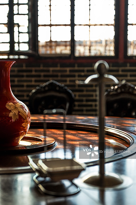 中式圆形餐桌无菜品的局部视图图片素材