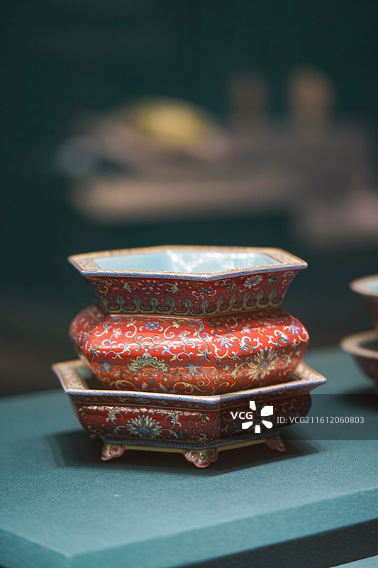 珊瑚红地粉彩万福宝磬纹六方带托花盆［乾隆］图片素材