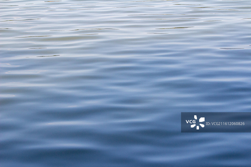颐和园昆明湖丝绸般的蓝色水波纹图片素材