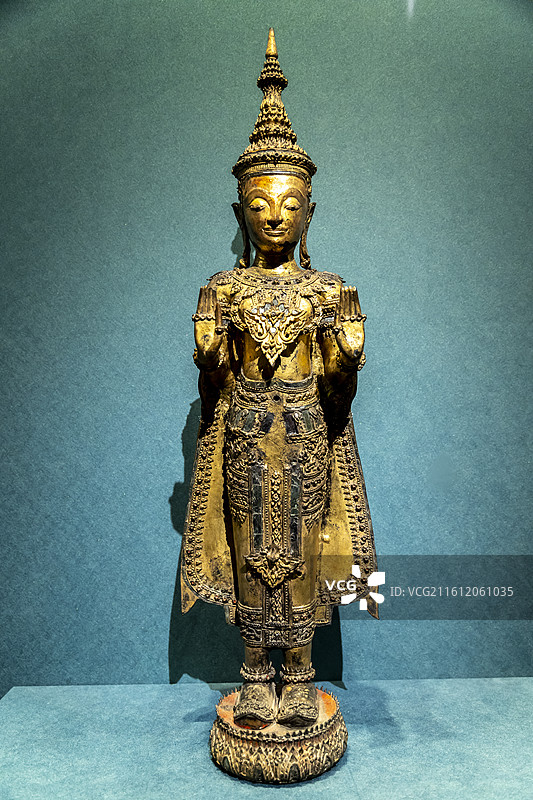 故宫庆祝中泰建交50周年文物特展：青铜鎏金施无畏印宝冠佛像（阿瑜陀耶风格，18世纪；庄甲盛国家博物馆图片素材