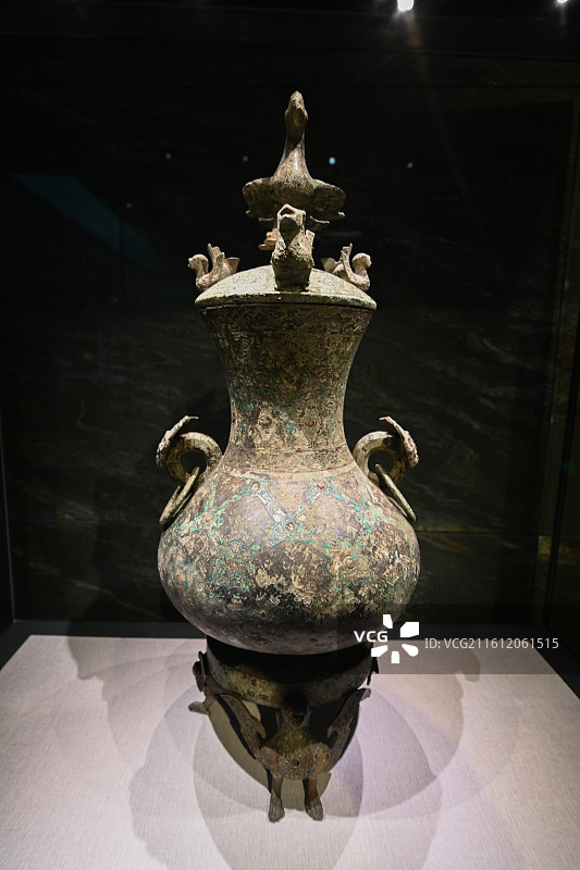 青铜错金银立鸟几何纹壶战国晚期出土于涟水县三里墩现藏于南京博物院历史馆图片素材