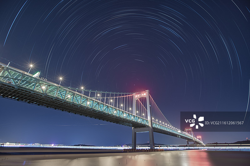夜间跨河照明温州北口大桥的低角度视图图片素材
