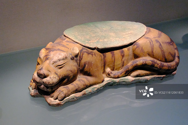 河北博物院虎形瓷枕。金代古代老虎瓷器枕头文物。芦苇大雁图片素材