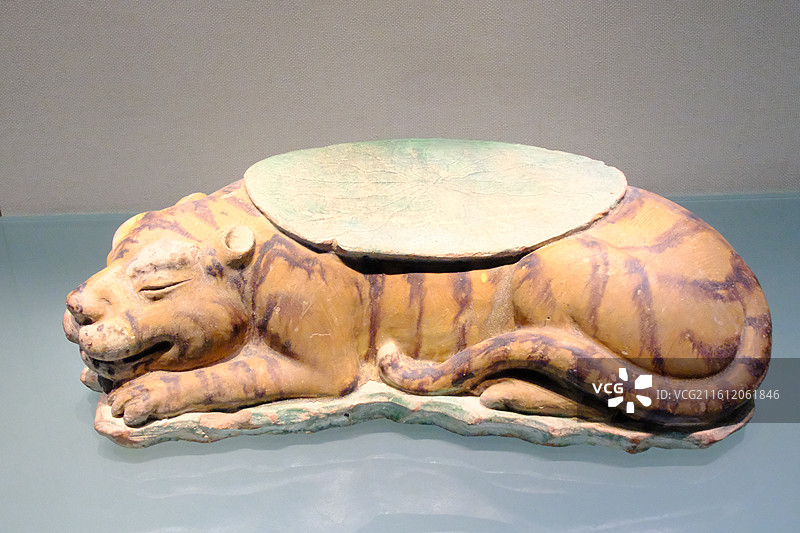 河北博物院虎形瓷枕。金代古代老虎瓷器枕头文物。芦苇大雁图片素材