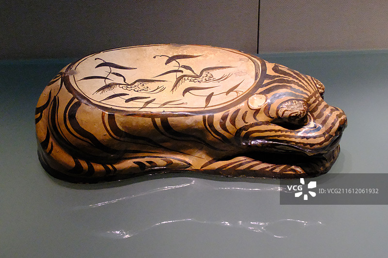 河北博物院虎形瓷枕。金代古代老虎瓷器枕头文物。芦苇大雁图片素材