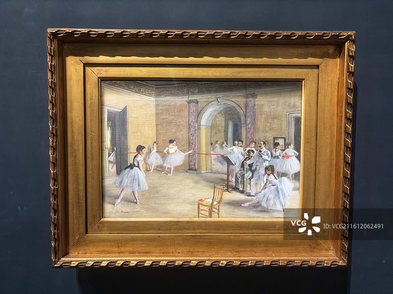 法国巴黎奥赛美术馆藏埃德加·德加油画《佩列蒂埃街歌剧院的舞蹈教室》图片素材