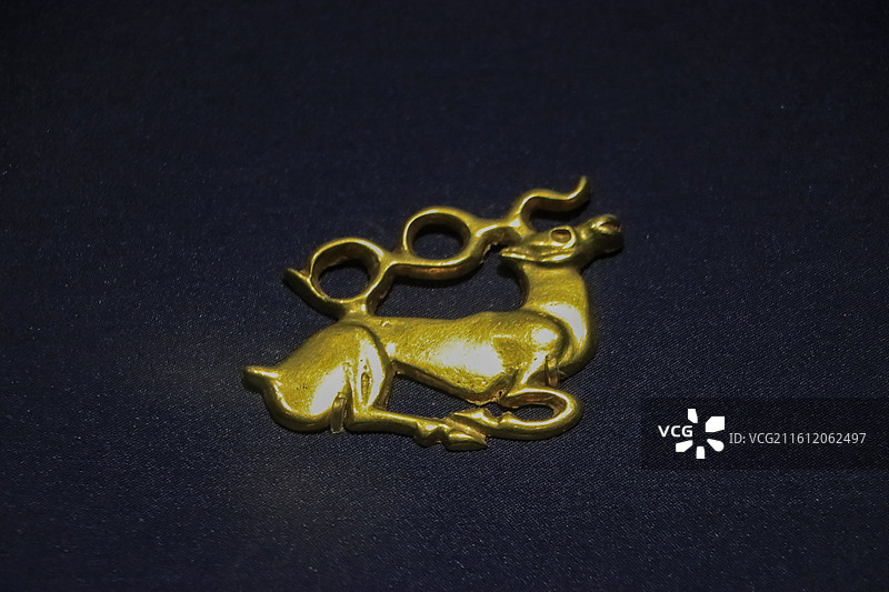 北京首都博物馆在《黄金缕》展览中展出的香港故宫文化博物馆藏品公元前6-4世纪鹿形饰牌图片素材