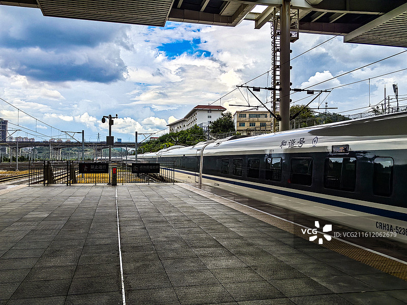 贵阳北高铁站进站出站的高铁列车川流不息，六盘水铁路大转弯连接南北两条铁路线图片素材