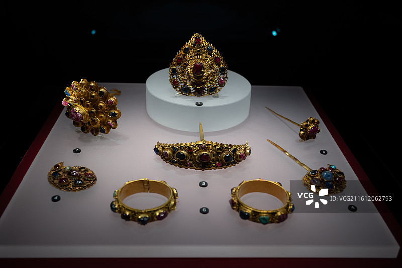 奢华古董珠宝套装——黄金镶嵌红蓝宝胸针/手镯/发饰文物展图片素材