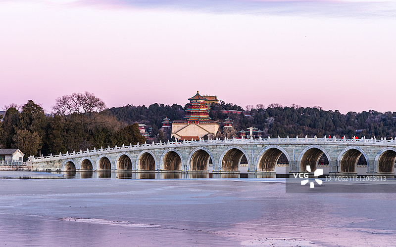 颐和园佛香阁与十七孔桥清晨图片素材