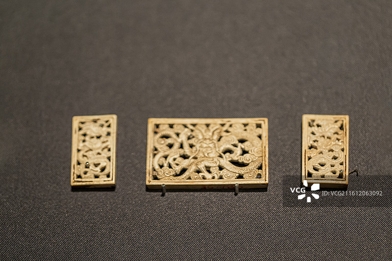 象牙镂雕云龙纹带板 明代 首都博物馆“北京通史陈列”展图片素材