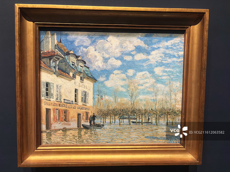 法国巴黎奥赛美术馆藏阿尔弗雷德·西斯莱油画《马尔利港洪水中的小舟》图片素材