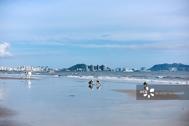 海南自贸港旅游目的地三亚湾椰梦长廊沙滩海景夕阳海浪图片素材