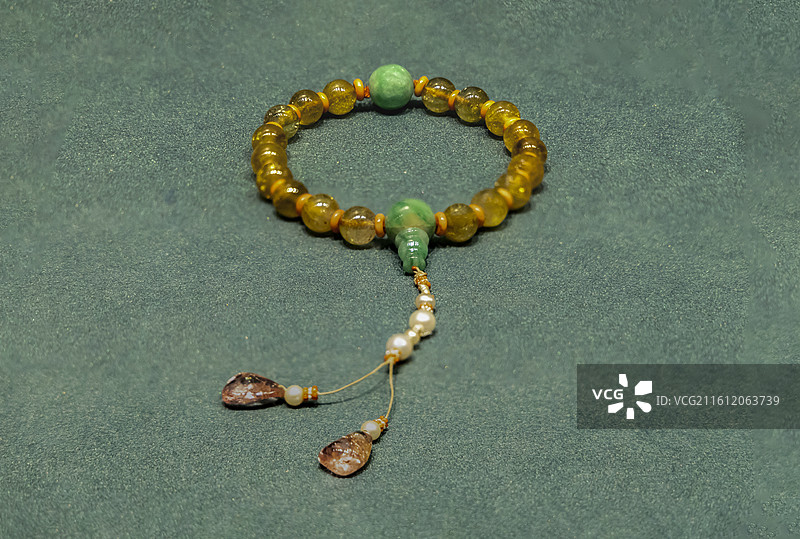 北京故宫“庆祝中泰建交50周年文物特展”：黄碧玺十八子手串（清，故宫博物院藏）图片素材