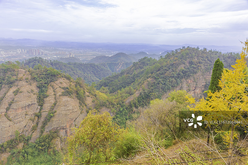 湖北省宜昌市，远安县鸣凤山山顶远眺，丹霞地貌，远安县成，国家4A级景区图片素材