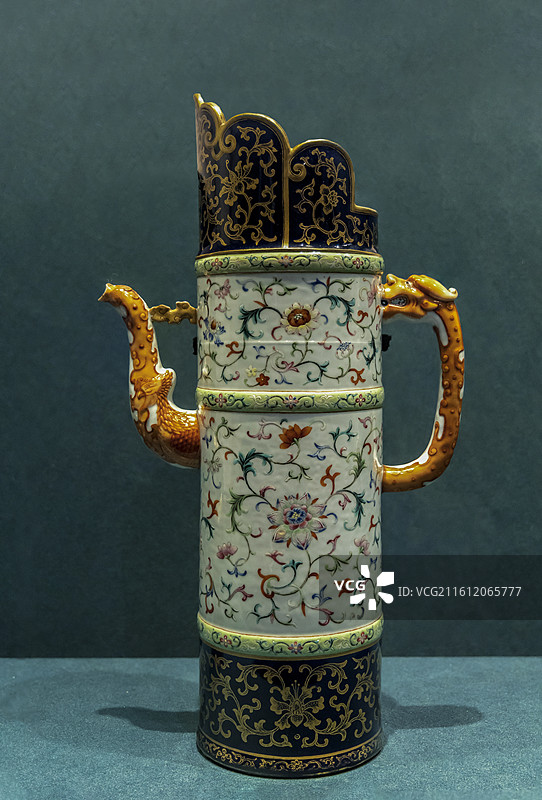 北京故宫“金邻共曜——庆祝中泰建交50周年文物特展”：粉彩描金花卉纹多穆壶【清乾隆，故宫博物院藏】图片素材