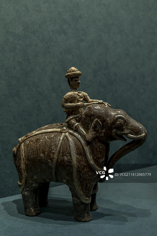 故宫“庆祝中泰建交50周年文物特展”：陶骑象俑（素可泰风格，约16世纪；帕菩陀钦纳拉国家博物馆藏）图片素材