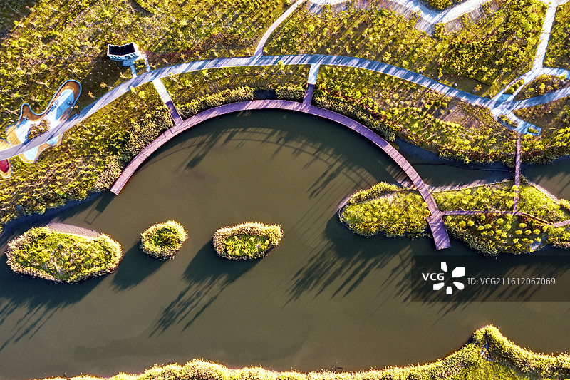 现代都市晚霞朝霞日出日落时分水面倒影塔特写图片素材