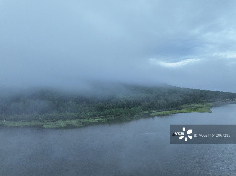 阿尔山乌苏浪子湖晨雾缭绕图片素材