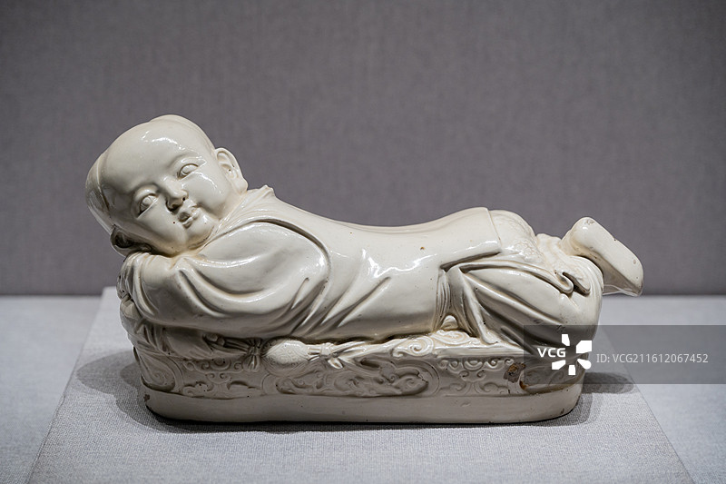 故宫博物院 陶瓷馆 北宋 定窑白釉孩儿枕图片素材