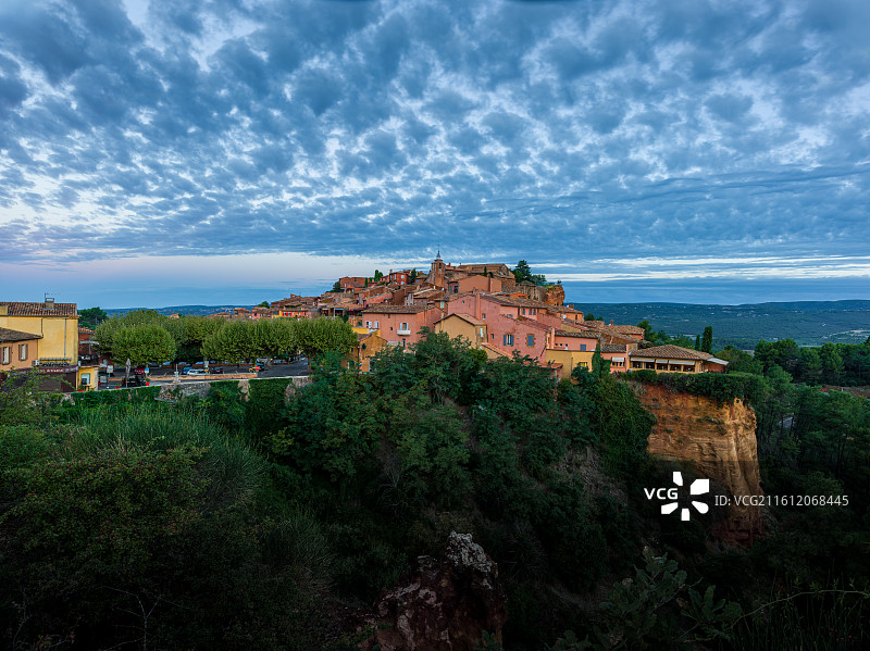 法国沃克吕兹·鲁西永红土城小镇日出之前的蓝调时刻。图片素材