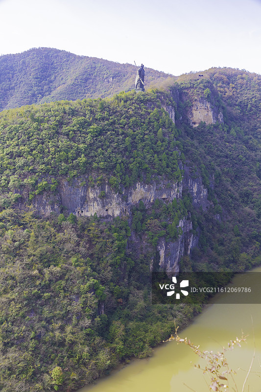 湖北省襄阳市：南漳县春秋寨南面的笔架山上的关公雕像 ，国家4A级景区，碧绿的河水图片素材