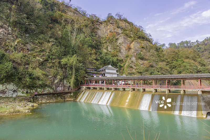 湖北省宜昌市，远安县鸣凤山金黄色的水杉，金顶，瀑布，明心潭，观音，国家4A级景区图片素材