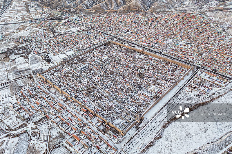 航拍河北怀来鸡鸣驿日落雪景图片素材