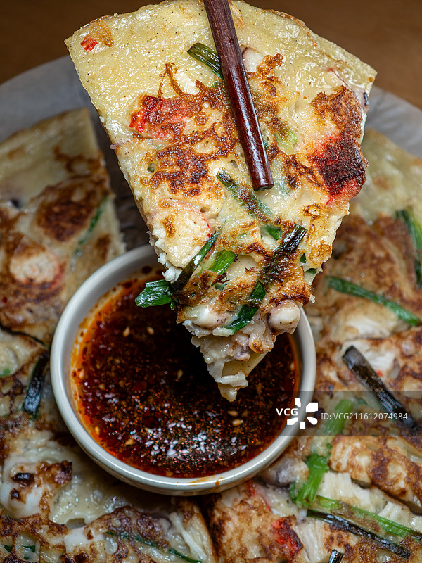 搭配蘸酱的韩式海鲜煎饼图片素材