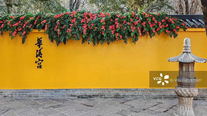 西安临潼华清宫的一面黄色的围墙图片素材
