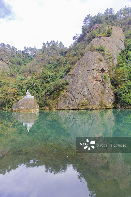 湖北省宜昌市，远安县鸣凤山明心潭，丹霞地貌，碧水，芦花白，国家4A级景区图片素材