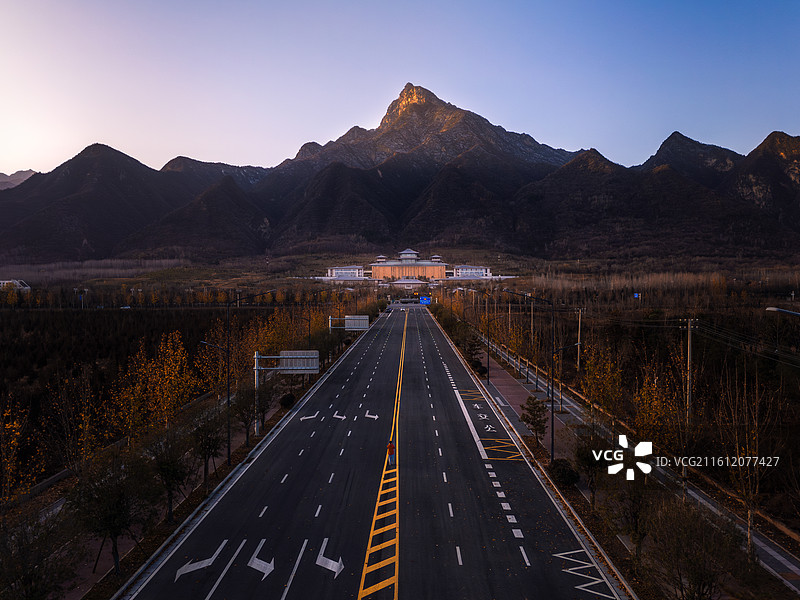 雪融秦岭，日照金山图片素材