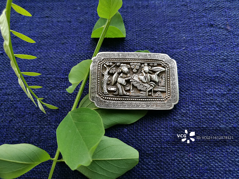 老银锁香囊首饰品。槐花古代人物纹饰猴子老粗蓝色棉粗布图片素材