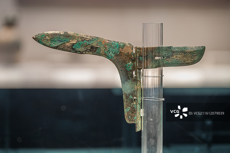 深圳博物馆展示的战国时期文物“八年阳城令”铜戈图片素材
