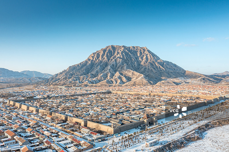 航拍河北怀来鸡鸣驿日落雪景图片素材