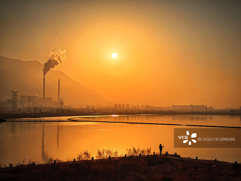 和谐共存 落日余晖下，人，自然，工业的三重对话！图片素材