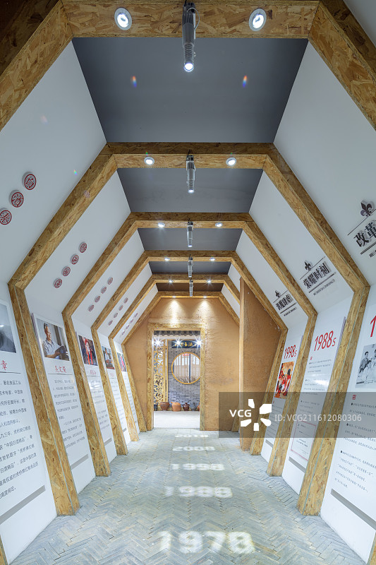 酒吧空间内的几何通道与主题墙设计图片素材