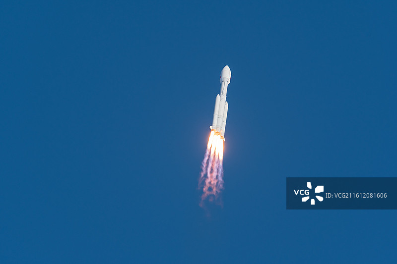 长征八号甲火箭在文昌发射升空图片素材