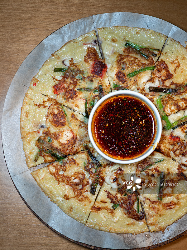 搭配蘸酱的韩式海鲜煎饼图片素材